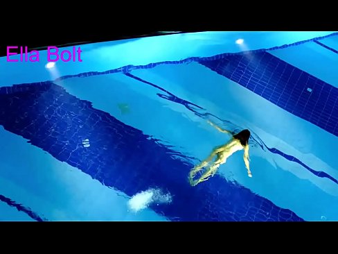 ❤️ Handikwanise kumira kuona, mudiki blonde akabatwa achishambira asina kupfeka muELLA BOLT resort pool Zvinonyadzisira ﹏